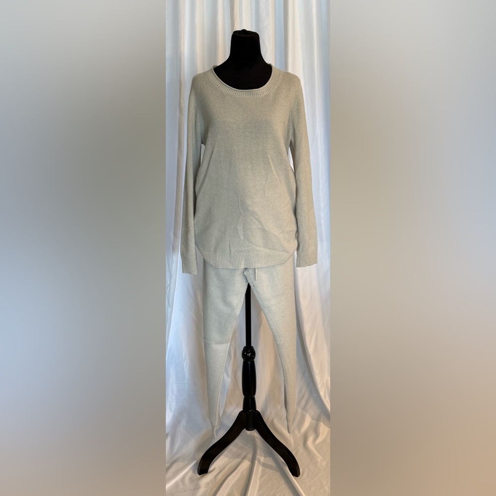 Neiman Marcus Light Gray Cashmere Knit
